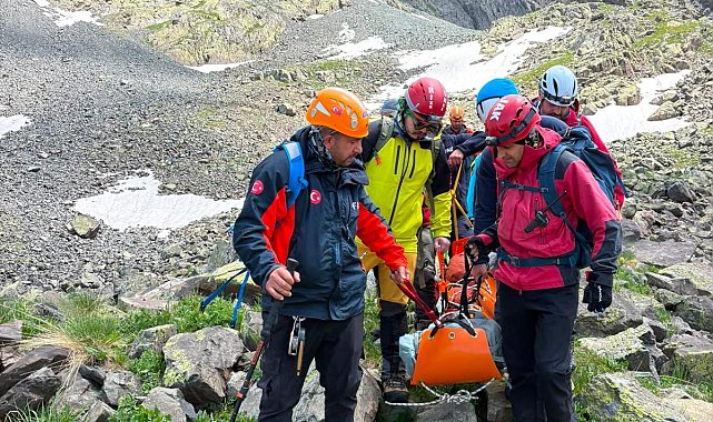 Dağ tırmanışında yaralanan dağcıya helikopterli kurtarma