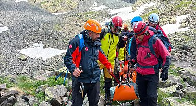 Dağ tırmanışında yaralanan dağcıya helikopterli kurtarma
