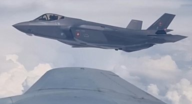 Danimarka'nın F-35 uçağına havada yakıt ikmali