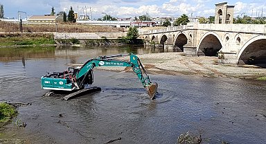 Debisi düşen Tunca Nehri'nde temizleme çalışması