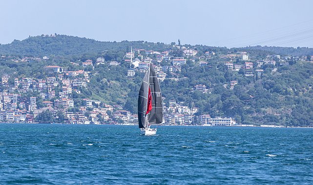 Denizcilik ve Kabotaj Bayramını yelkeniyle boğazdan geçerek kutladı