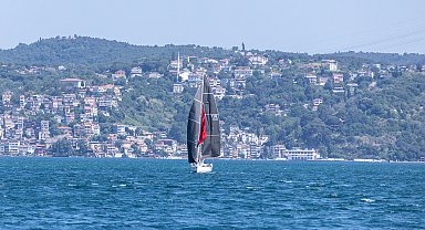 Denizcilik ve Kabotaj Bayramını yelkeniyle boğazdan geçerek kutladı