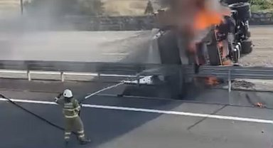 Devrilip yanan TIR'ın şoförü yaralandı