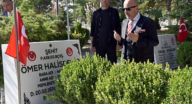 Dönemin Özel Kuvvetler Komutanı emekli Korgeneral Aksakallı, Ömer Halisdemir'in mezarını ziyaret etti