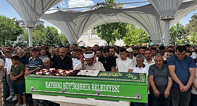 Düğün konvoyunda bariyerlere çarpan otomobilde ölen anne, toprağa verildi