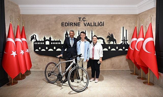 Edirne Valisi'nden çevreci Aras'a bisiklet hediyesi
