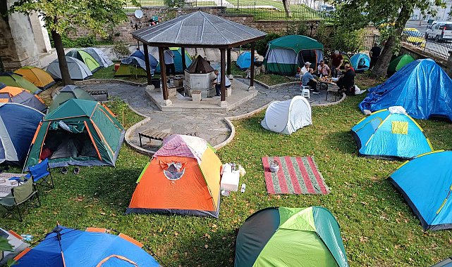 Edirne'de otellerde yer bulamayan güreşseverler, çadırlarda konaklıyor