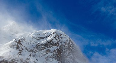 Elbruz Dağı'nda kar fırtınası nedeniyle 5 dağcı hayatını kaybetti