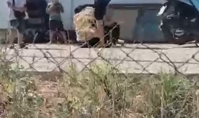 Elinde bıçakla yere yatırdığı eşini dövdü
