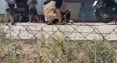 Elinde bıçakla yere yatırdığı eşini dövdü
