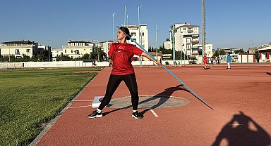 Enkazda ailesini ve kolunu kaybeden Meryem, 3 farklı branşta Türkiye şampiyonu oldu