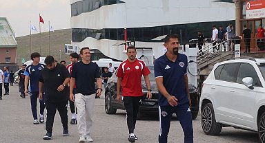 Erciyes'te kamp yapan takımlar aynı camide saf tuttu