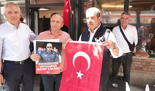 Esenler'de 15 Temmuz öncesi esnafa Türk bayrağı dağıtıldı