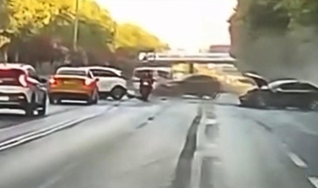 Esenler'de 5 aracın karıştığı zincirleme kaza kamerada: 3 yaralı