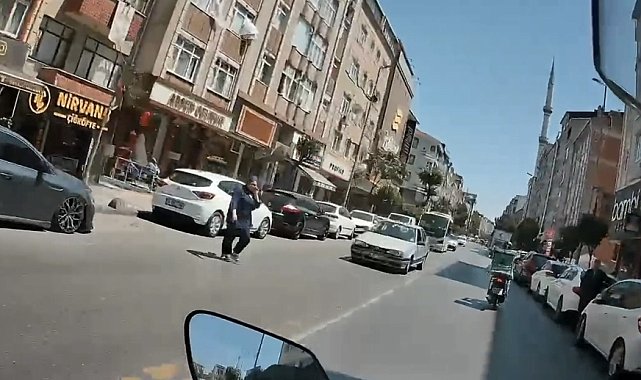 Esenler'de otomobilin kadına çarptığı anlar kamerada