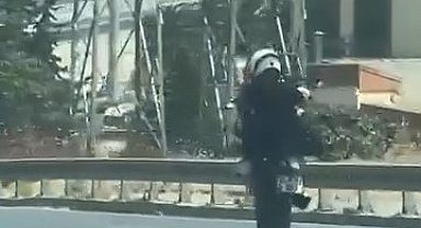 Esenyurt'ta motosikletlinin tek teker üzerinde tehlikeli yolculuğu kamerada