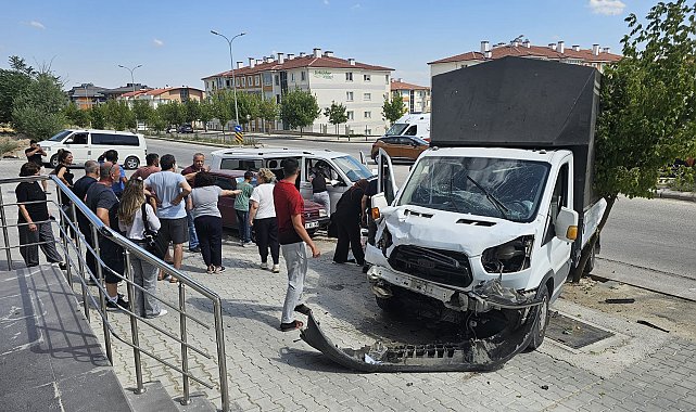Eskişehir'de kamyonet ve minibüs çarpıştı; 7 yaralı