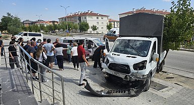 Eskişehir'de kamyonet ve minibüs çarpıştı; 7 yaralı