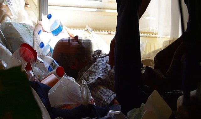 Ev sahibinin biriktirdiği çöpler nedeniyle mahsur kalıp yardım istediği daireden 7 ton çöp çıktı
