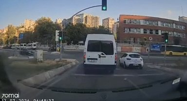 Eyüpsultan'da otomobil trafik ışığına çarparak savruldu; kaza kamerada
