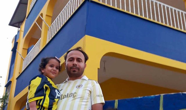 Fanatik Fenerbahçeli aile, yaşadıkları apartmanı sarı-laciverte boyadı