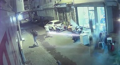 Fatih'te 4 katlı binadan beton parçalarının düştüğü anlar kamerada
