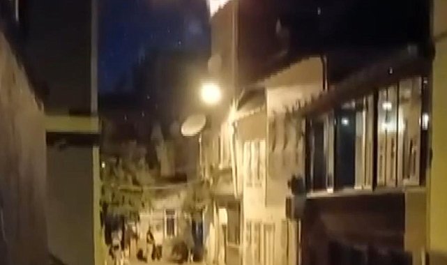 Fatih'te çatıda çıkan yangına müdahale eden itfaiye eri yaralandı