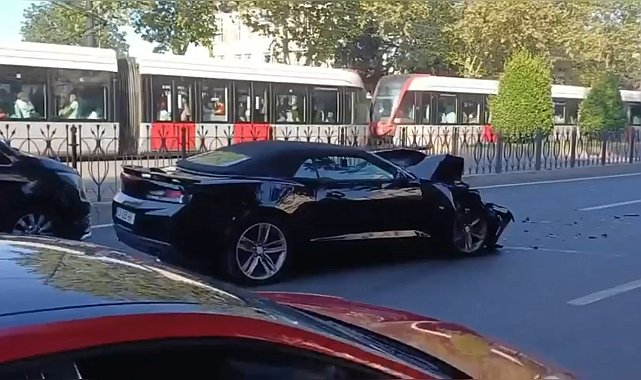 Fatih'te Gürcistan plakalı otomobil servis minibüsüne çarptı, sürücü kaçtı