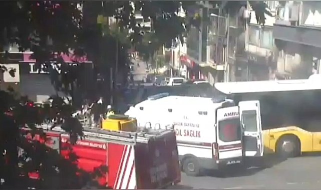 Fatih'te İETT otobüsü ambulansa çarptı -1