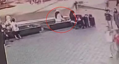 Fatih'te kadın hırsızın çanta çaldığı anlar kamerada
