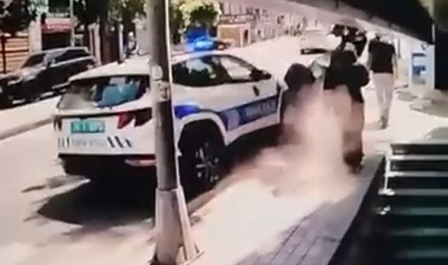Fatih'te polis aracının motosiklete çarptığı kaza kamerada: 2'si polis 3 yaralı