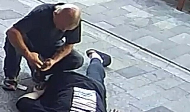 Fenalaşıp yere yığılan gencin cebindeki parayı çaldı; o anlar kamerada