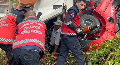 Forklift yüklü vinçli kamyonet devrildi, sıkışan sürücüyü itfaiye kurtardı