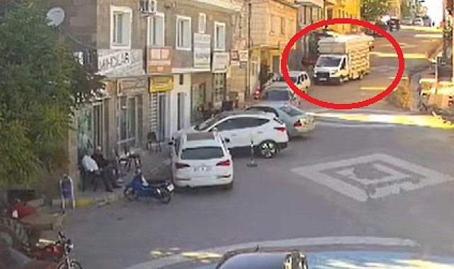 Freni boşalan kamyonetin park halindeki araçlara çarptığı kaza kamerada