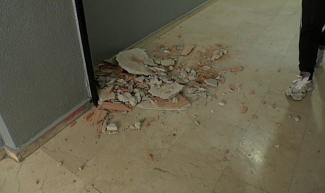 Gaziosmanpaşa'da yıkım sırasında bitişikteki iki apartmanın duvarlarında hasar oluştu; baba ve çocuğunun üzerine molozlar düştü