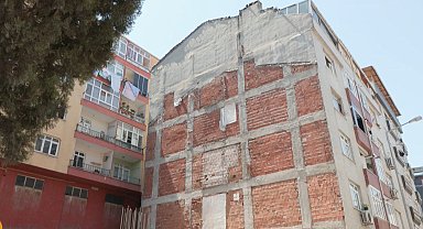 Güngören'de 'riskli' raporu verilen binanın mührünü kırıp içeri girdiler: Yıkılabilir