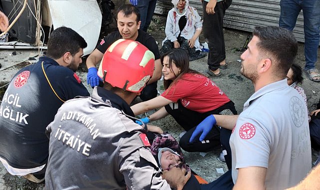 Hafif ticari araç, elektrik direğine çarptı: 9 yaralı