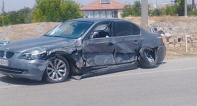 Hafif ticari araç ile otomobil çarpıştı: 6 yaralı