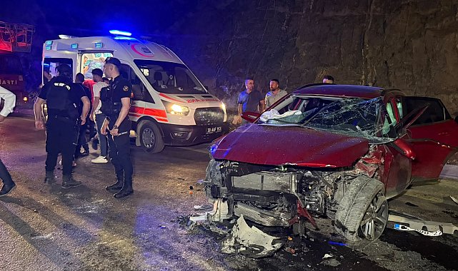 Hakkari'de otomobiller çarpıştı; 2'si ağır 7 yaralı