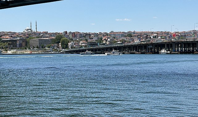 Haliç'te tur teknesi köprü ayağına çarptı; personel denize düştü: Arama çalışmaları sürüyor