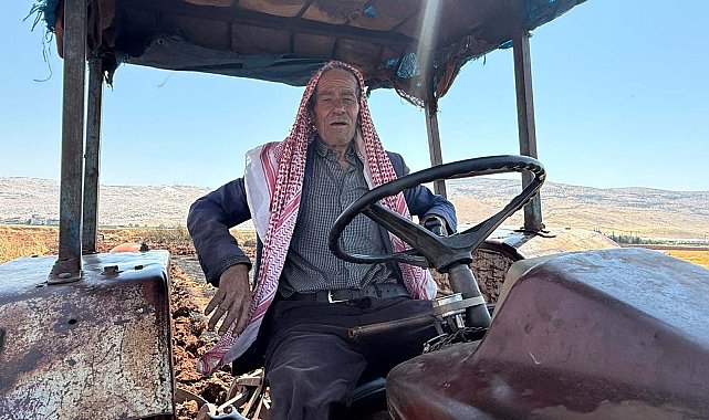 Hataylı çiftçi, 50 yıldır aynı traktörü kullanıyor