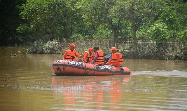 Hindistan'da selde hayatını kaybedenlerin sayısı 61'e yükseldi