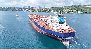 İDA saldırısında hasar alan petrol tankeri, 4 ay sonra İstanbul Boğazı'ndan geçti