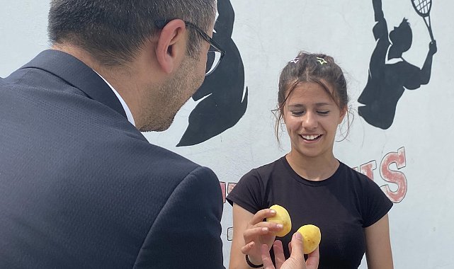 Iğdır kayısısı, tenis turnuvasında sporculara ikram edildi