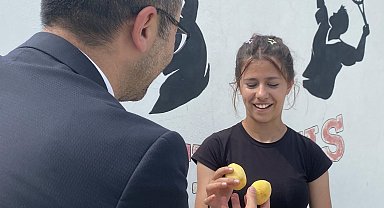 Iğdır kayısısı, tenis turnuvasında sporculara ikram edildi