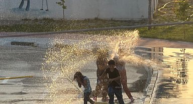 Iğdır'da çocuklar hortumdan akan suyla oynayıp serinledi