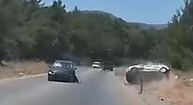 İki otomobilin çarpışması kamerada; 2 yaralı