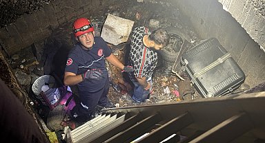 İnşaat halindeki binada çukura düştü, itfaiye kurtardı