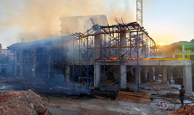 İnşaatta çıkan yangını itfaiye ekipleri söndürdü