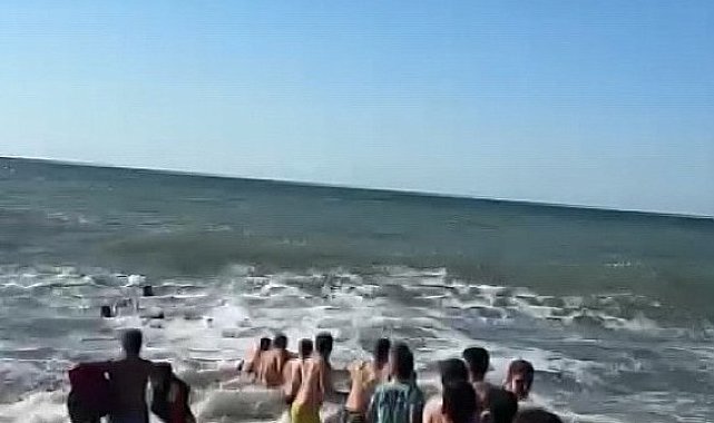 İnsan zinciri oluşturup, boğulma tehlikesi geçiren 2 kişiyi kurtardılar